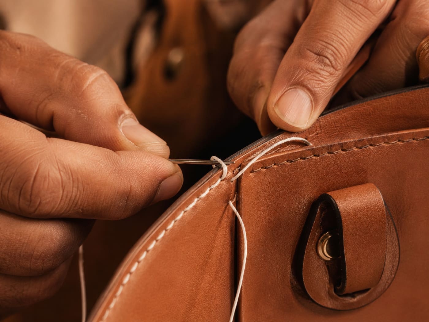 Gros plan sur une couture réalisée à la main, point après point